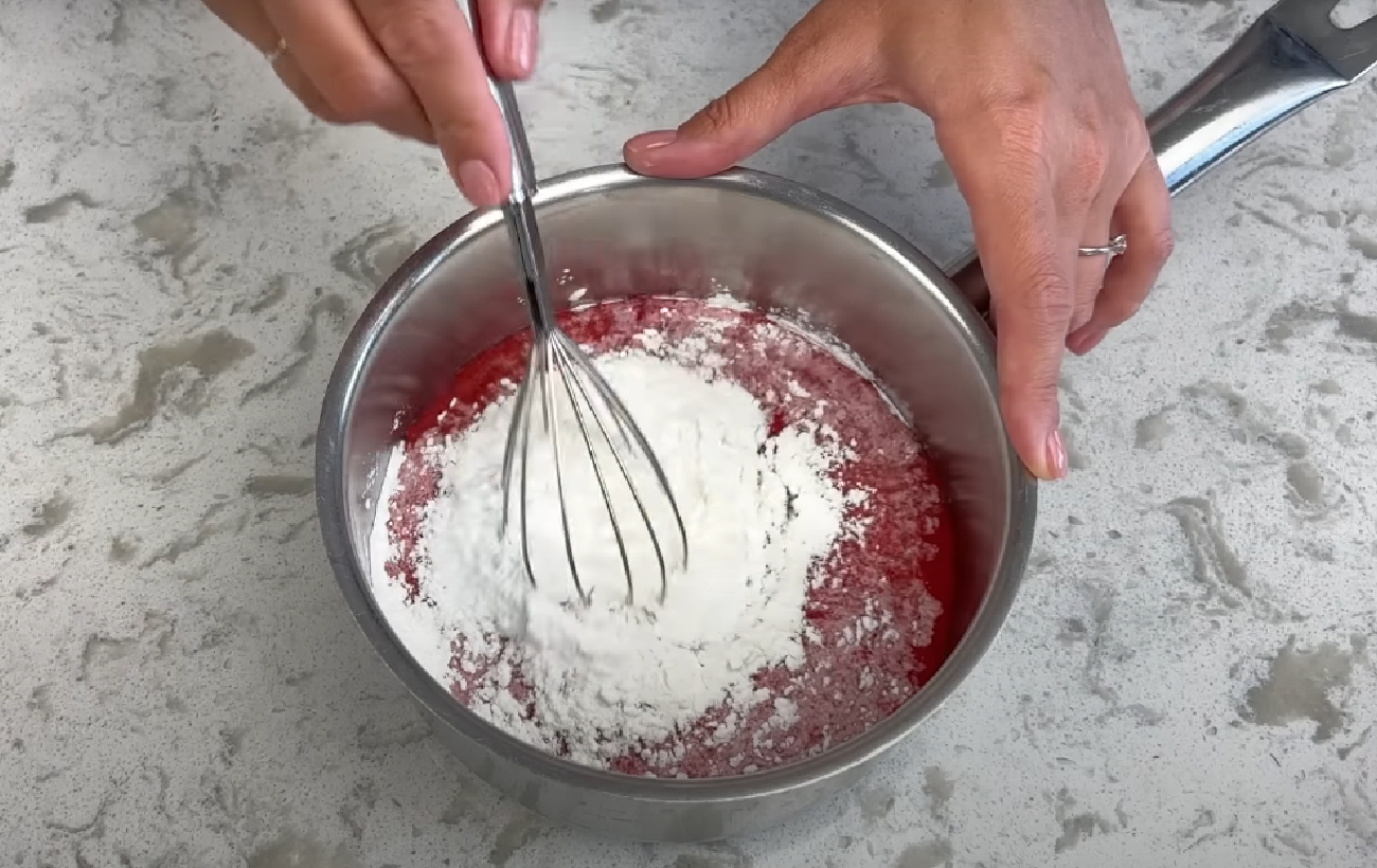 Глазуровані сирки з полуницею: рецепт смакоти з дитинства від Лізи Глінської з "МастерШеф"